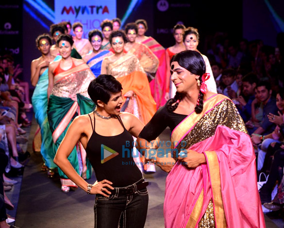 sunil grover walks for mandira bedi at myntra fashion weekend 2014 3