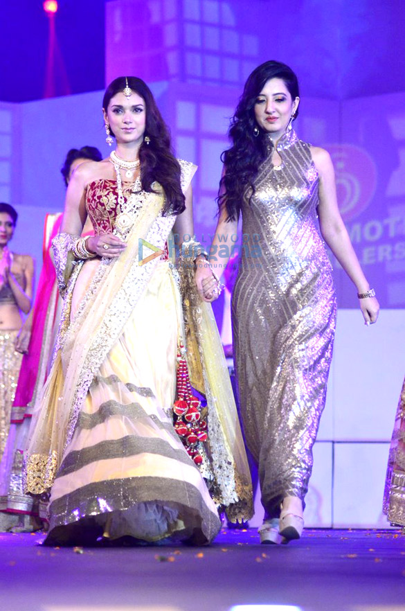 sushmita sen shraddha kapoor huma qureshi at ibja awards and fashion showcase 7