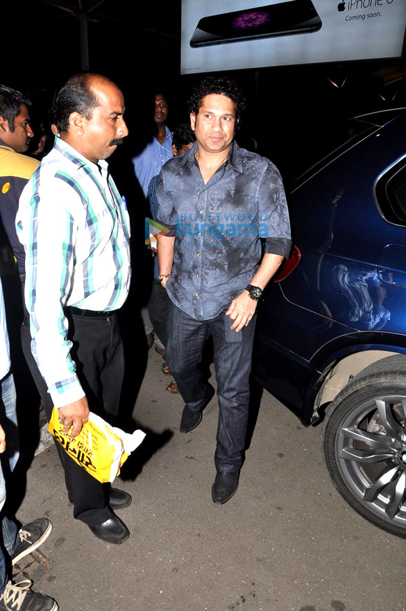 sachin tendulkar snapped with his wife at the airport 4