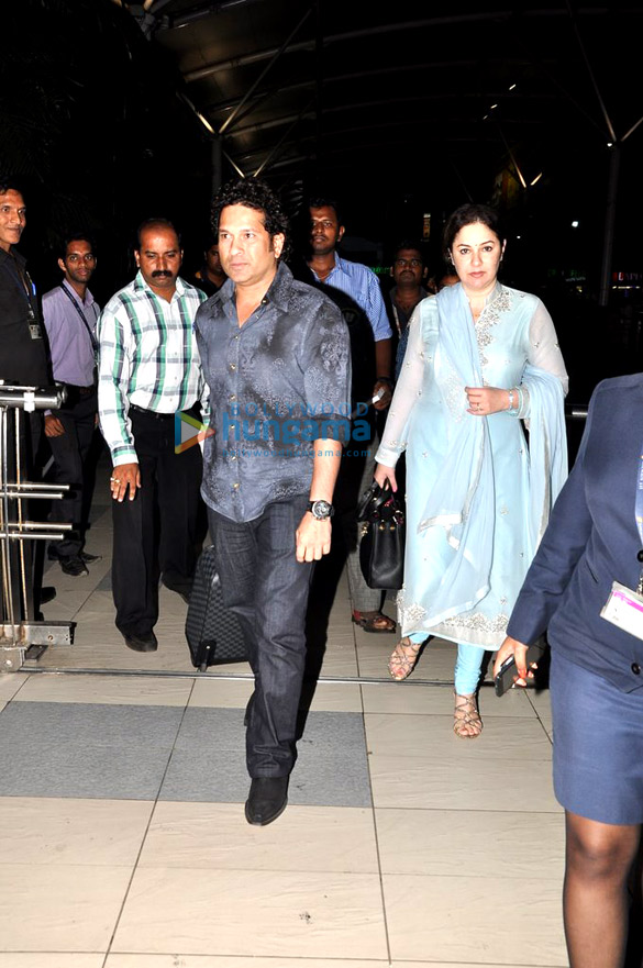 sachin tendulkar snapped with his wife at the airport 3