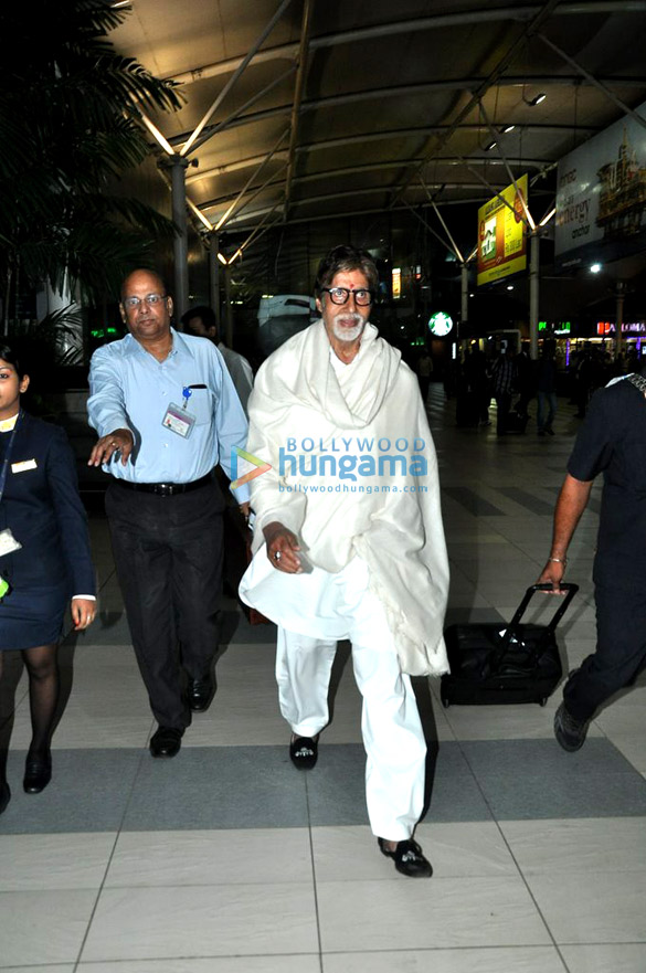 amitabh bachchan lisa haydon annu kapoor snapped at the domestic airport 7