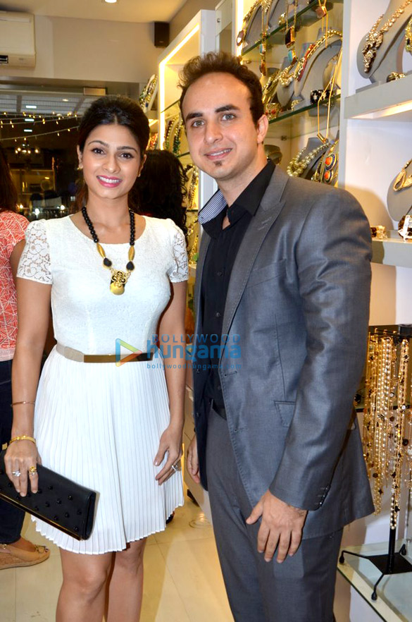 raveena tandon at minerali store launch 9