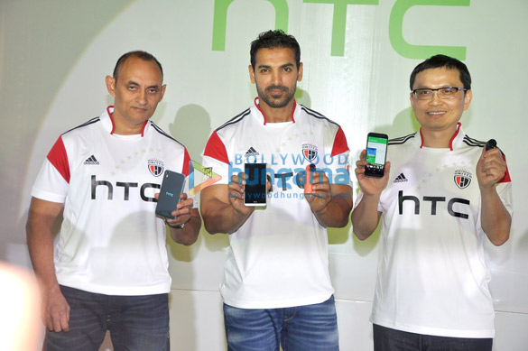 john abraham unveils new htc mobiles 2