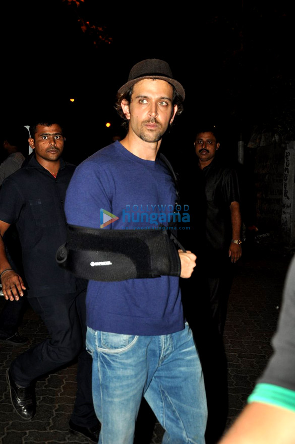 an injured hrithik roshan snapped in bandra 4