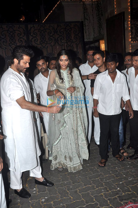 anil kapoor sonam kapoor snapped celebrating diwali 5