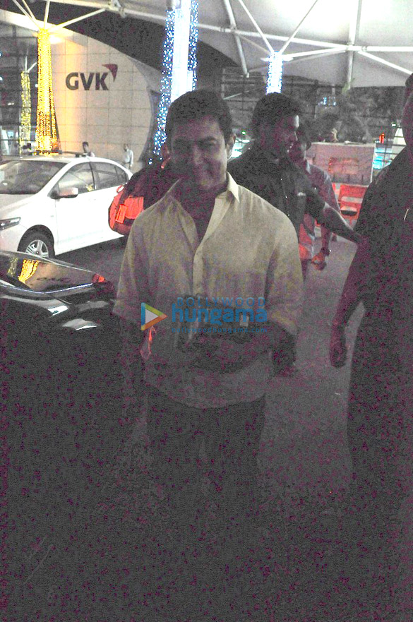 saif ali khan kareena kapoor khan aamir khan snapped while returning from delhi 9