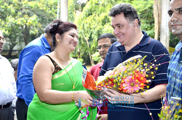 rishi kapoor inaugurates dr seema nitin chaudharys painting exhibition 3