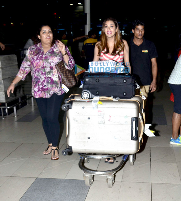 esha gupta snapped returning from bangalore 6