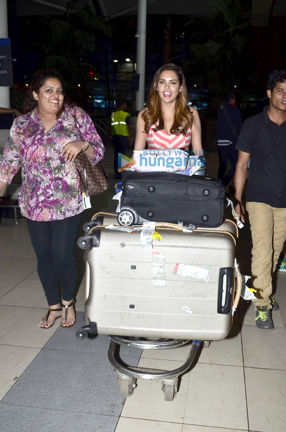 esha gupta snapped returning from bangalore 7