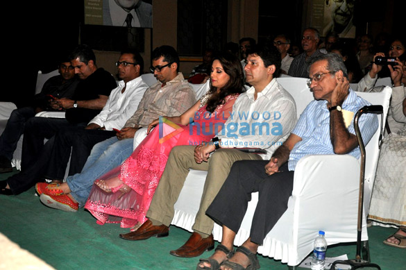madhuri dixit snapped with kids 8