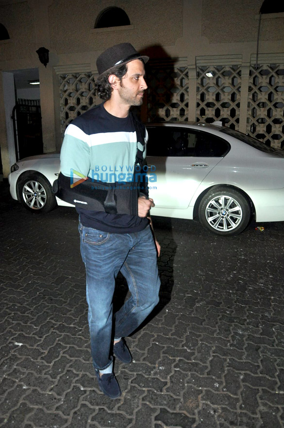 hrithik roshan snapped in bandra 11