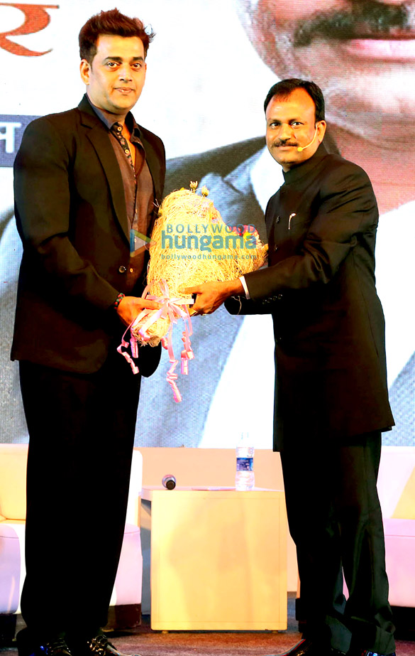 anil kapoor launches book on life of dr mahesh kisan motewar 6