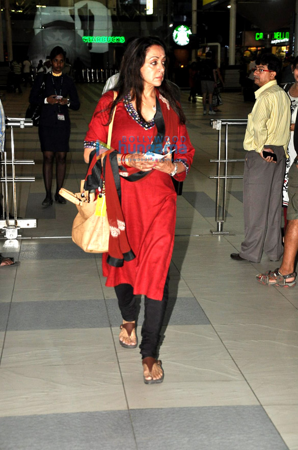 aishwarya rai bachchan snapped with aaradhya bachchan at the airport 4
