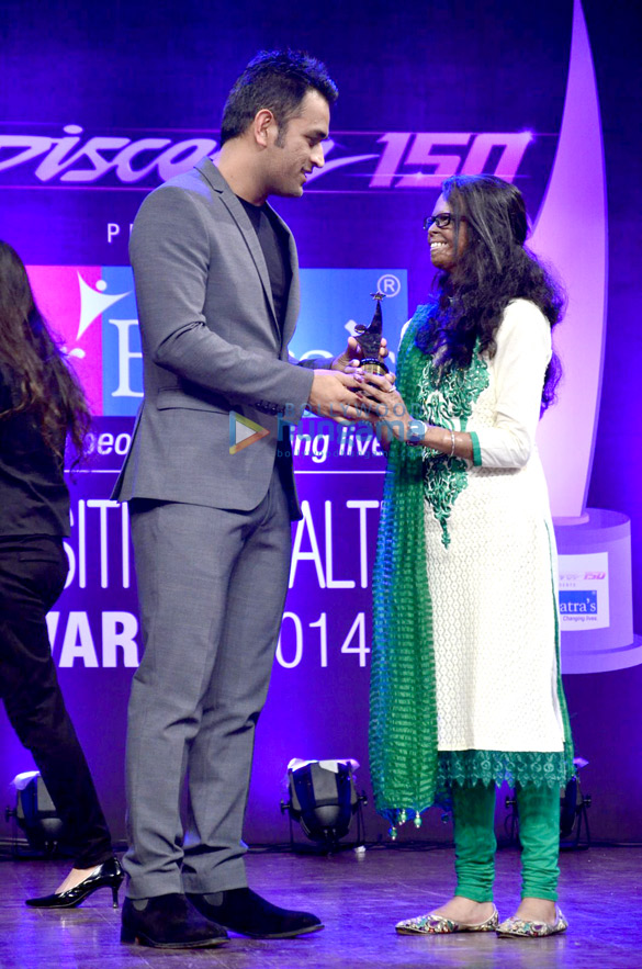 mahendra singh dhoni graces the positive health awards 2014 5