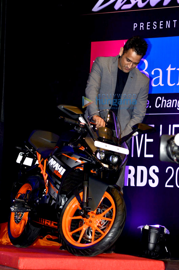 mahendra singh dhoni graces the positive health awards 2014 6