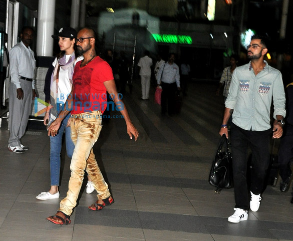 anushka sharma virat kohli snapped at the domestic airport 3