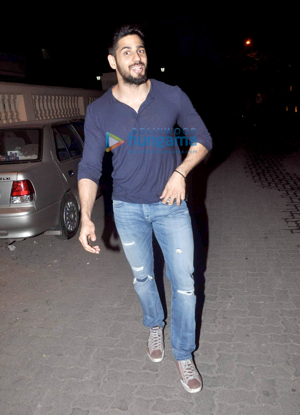 sidharth malhotra tusshar kapoor at shaad randhawas birthday bash 2