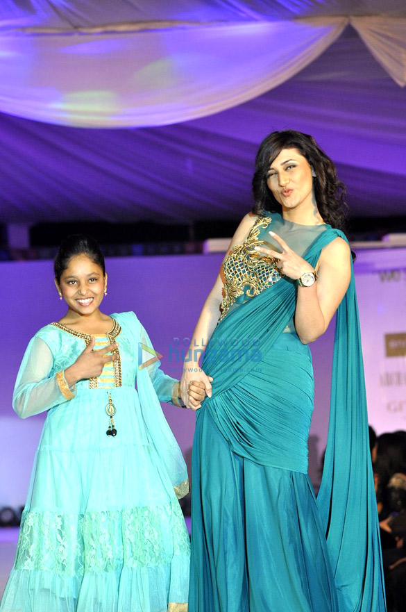 zayed khan lisa ray walk for welingkars tribute fashion show 15