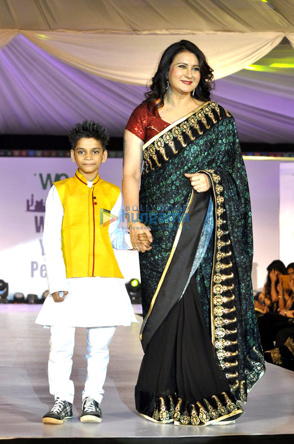 zayed khan lisa ray walk for welingkars tribute fashion show 23