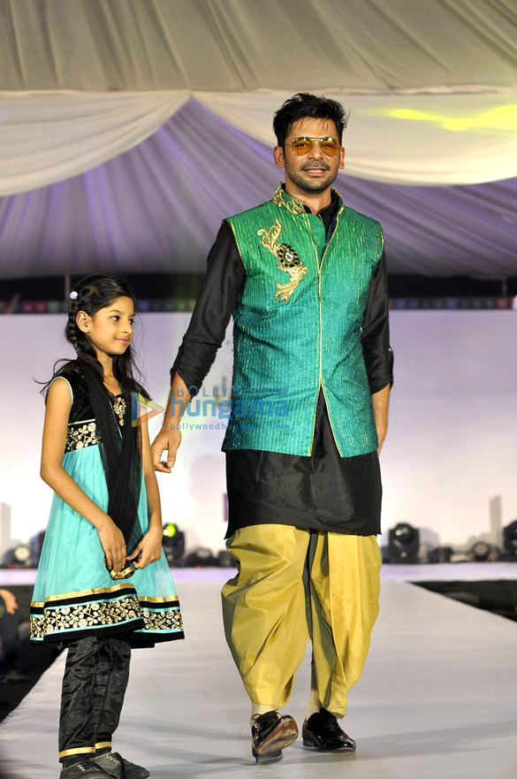 zayed khan lisa ray walk for welingkars tribute fashion show 25