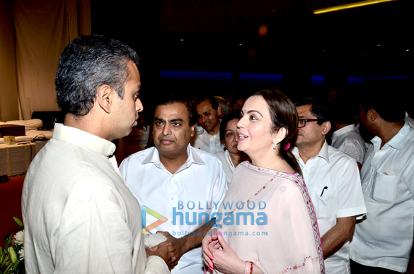 celebs atttend murli deoras prayer meet 8