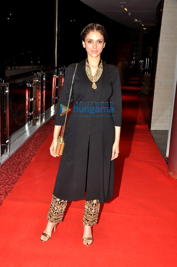 parineeti chopra karisma kapoor richa chadda huma qureshi and lisa haydon at nikhar tandons art exhibition for samvedna ngo 7
