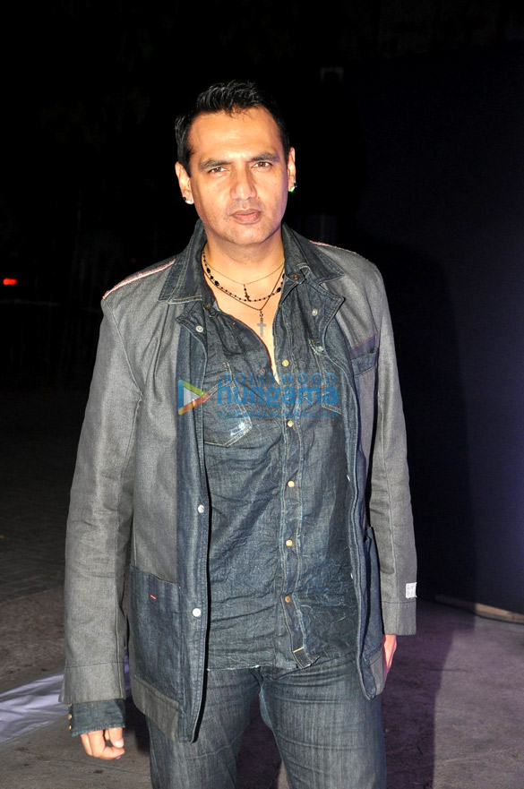 jacqueline fernandez tarun tahiliani gaurav gupta judge elle india graduates 2014 fashion show 13