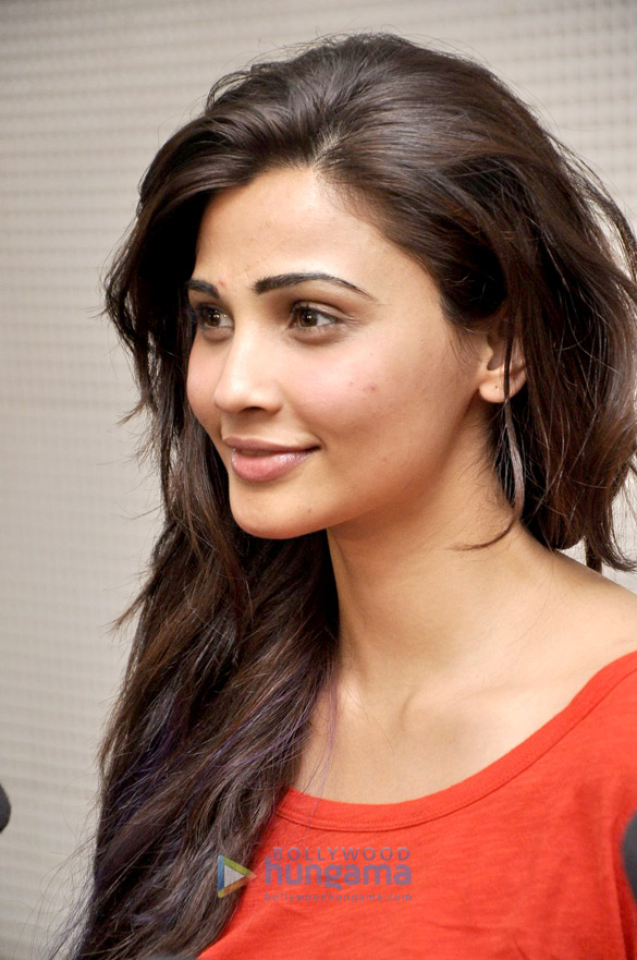 daisy shah rehearses for new year 2015 performance 6