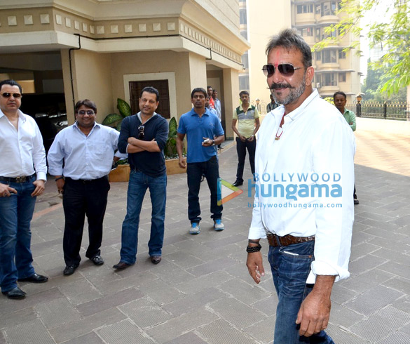 sanjay dutt comes home on parole 7