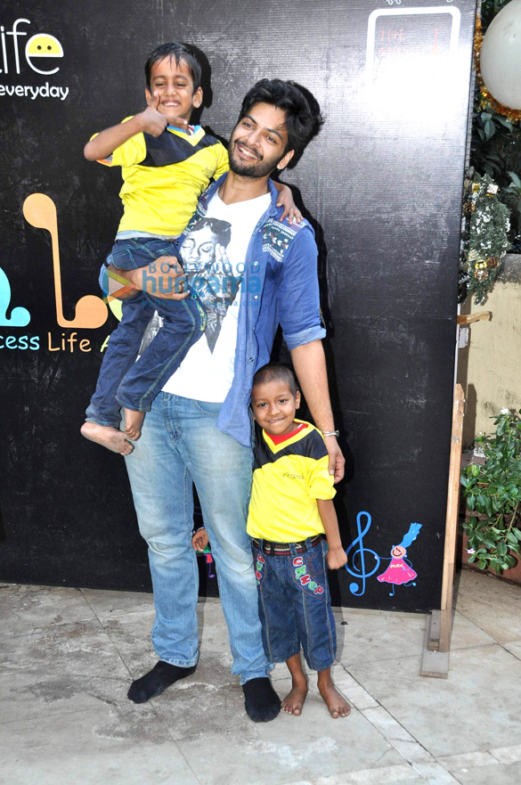 ali fazal celebrates christmas with accesslifes underprivileged kids 5