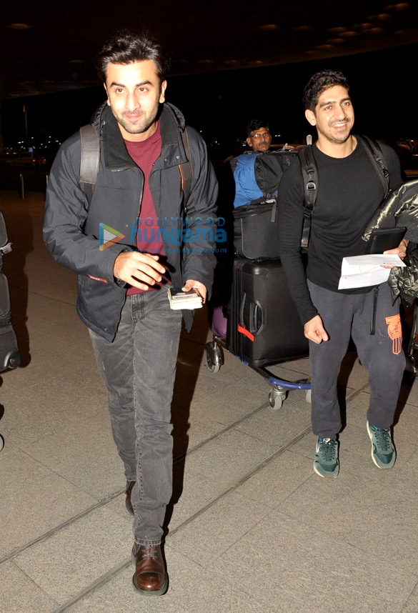 ranbir kapoor ayan mukerji snapped at the international airport 3