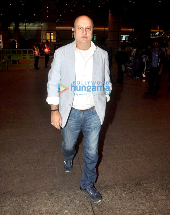 anil kapoor anupam kher vidhu vinod chopra snapped at the airport 3