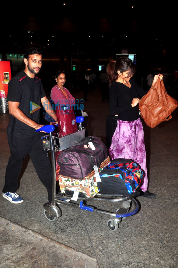 aftab shivdasani and akhil kapur snapped with their girlfriends 3