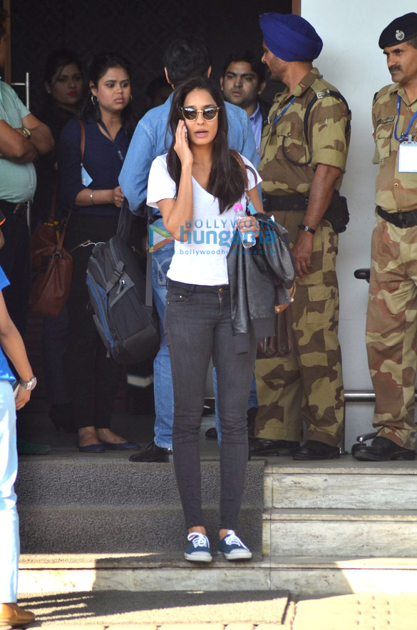 hrithik roshan jacqueline fernandez parineeti chopra other arrive from saifai festival 5