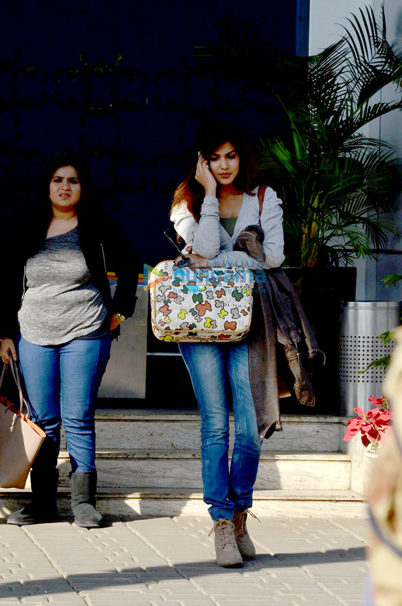 hrithik roshan jacqueline fernandez parineeti chopra other arrive from saifai festival 8