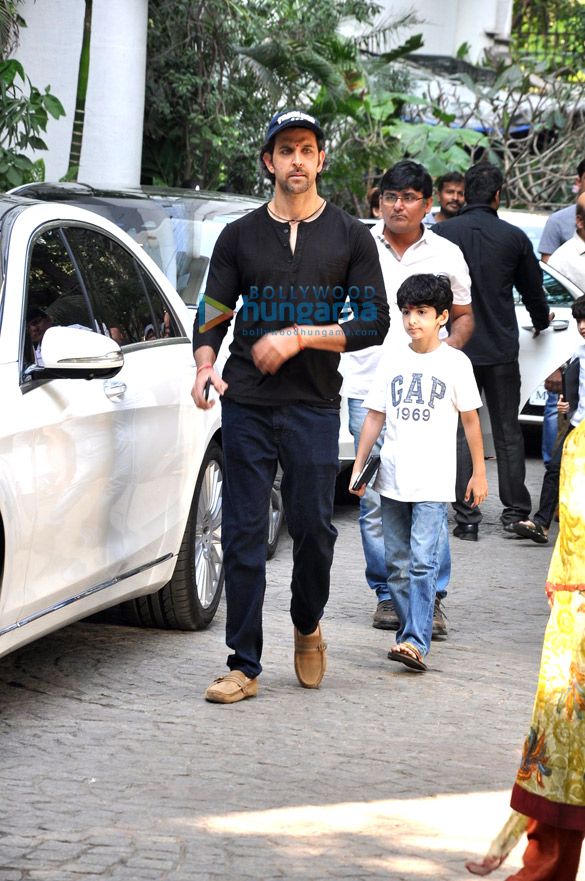 hrithik roshan celebrates birthday with family with a puja at his new residence 7