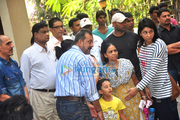 sanjay dutt bids goodbye to his family 6