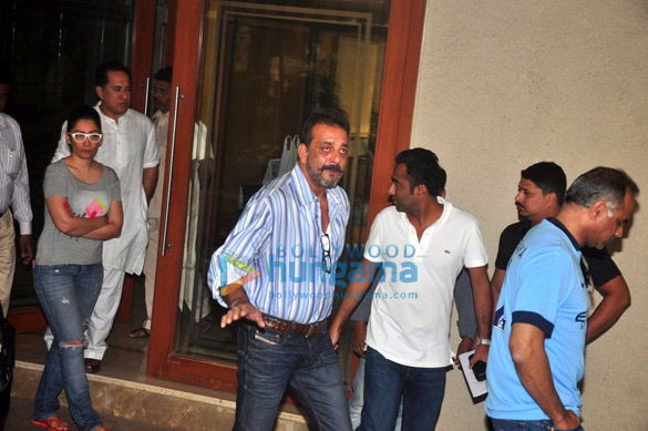sanjay dutt bids goodbye to his family 3