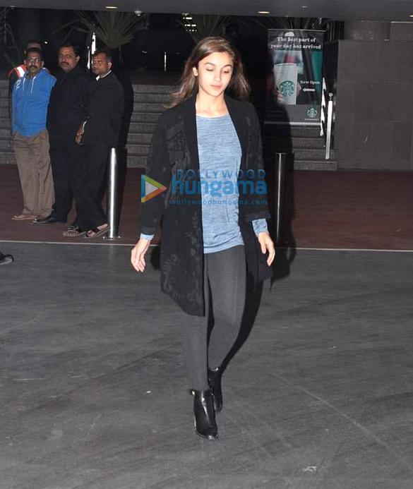 alia bhatt snapped at the international airport 4
