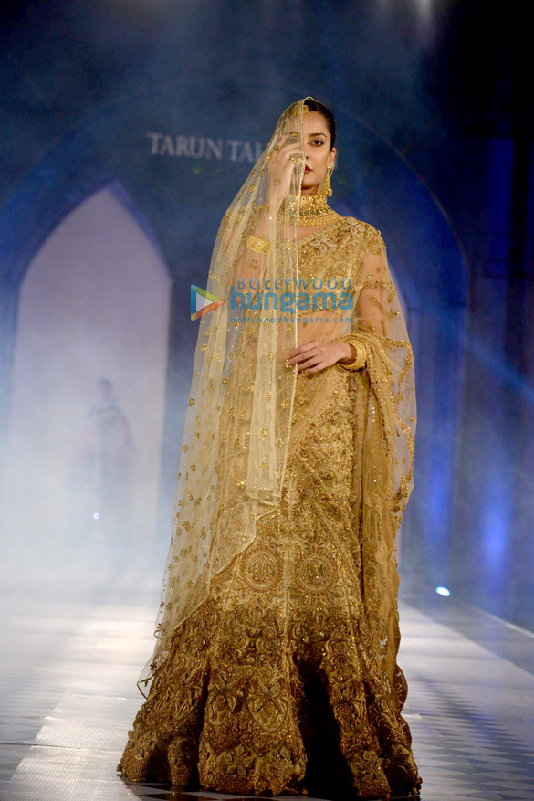 lisa haydon walks the ramp for tarun tahiliani azva show in hyderabad 3
