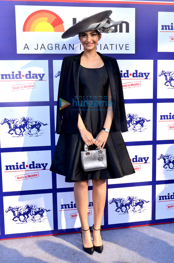 celebs grace the mid day trophy 2015 4