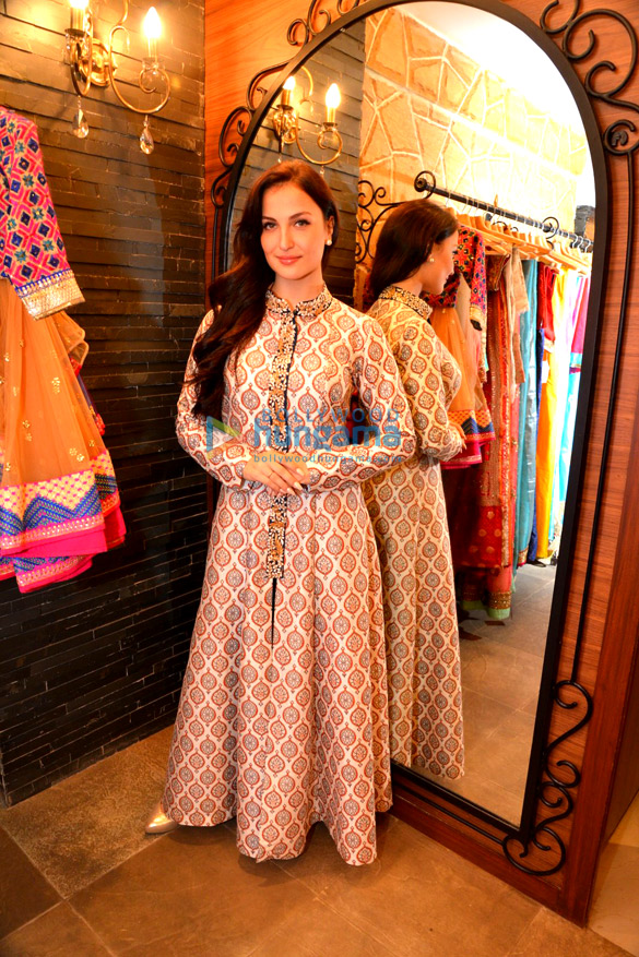 gauahar khan elli avram lauren gottlieb shamata anchan grace the festive collection launch at the hue store 15