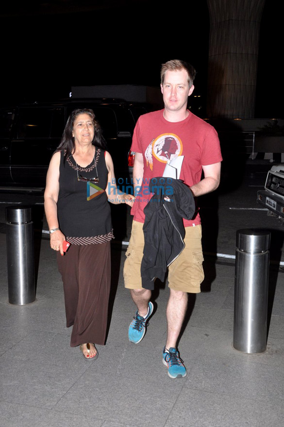 preity zinta sees off hubby gene goodenough at the airport 5