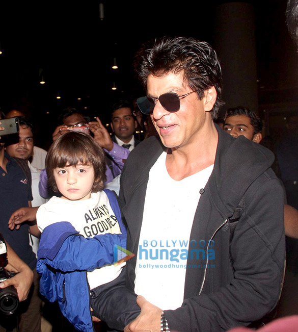 shah rukh khan snapped with suhana abram as they land in mumbai to celebrate abrams birthday 2