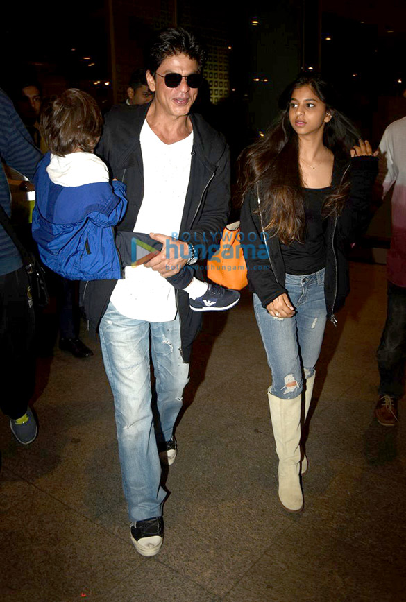 shah rukh khan snapped with suhana abram as they land in mumbai to celebrate abrams birthday 7
