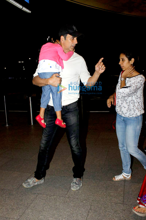 akshay snapped at airport 3