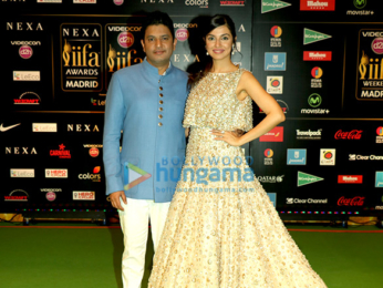 Celebs grace the green carpet ceremony of IIFA 2016