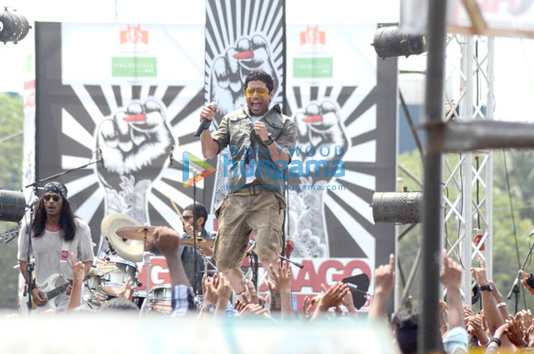 farhan shoot a song for rock on 2 5