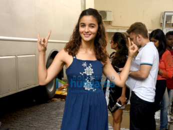 Kareena Kapoor Khan & Alia Bhatt snapped at a studio in Bandra