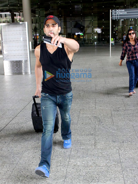 Pulkit Samrat and Yami Gautam were snapped at the airport Pulkit Samrat and Yami Gautam were snapped at the airport